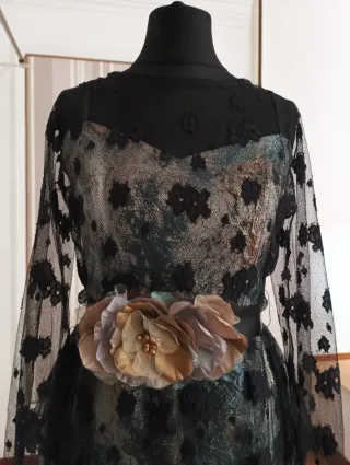 Vestido de fiesta negro y multicolor