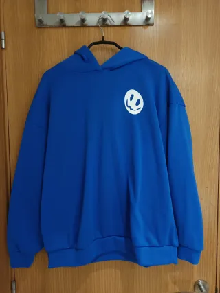 Sudadera azul con cara sonriente