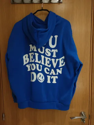 Sudadera azul con cara sonriente