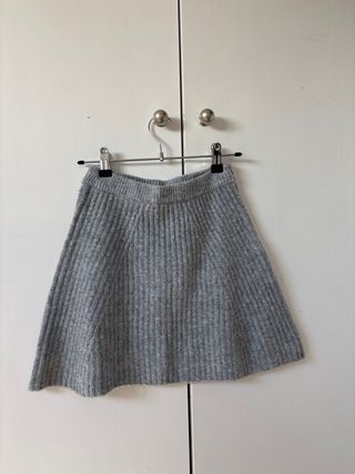 Falda de punto gris