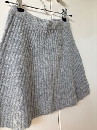 Falda de punto gris