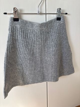 Falda de punto gris