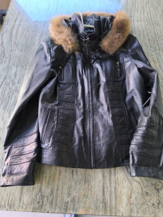 Chaqueta de piel con capucha y pelo