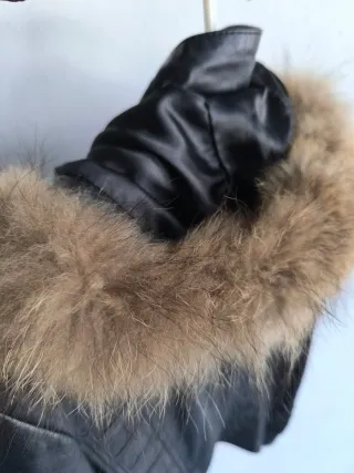 Chaqueta de piel con capucha y pelo