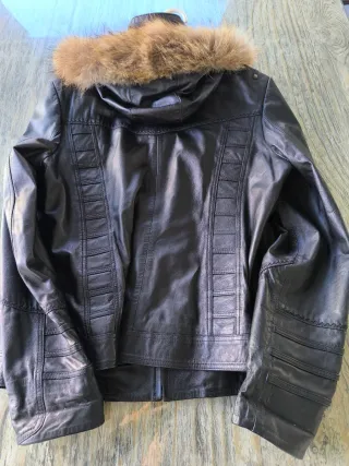 Chaqueta de piel con capucha y pelo