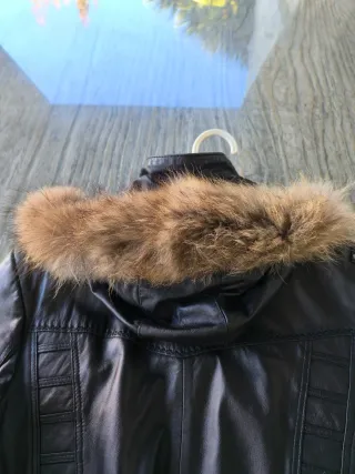 Chaqueta de piel con capucha y pelo