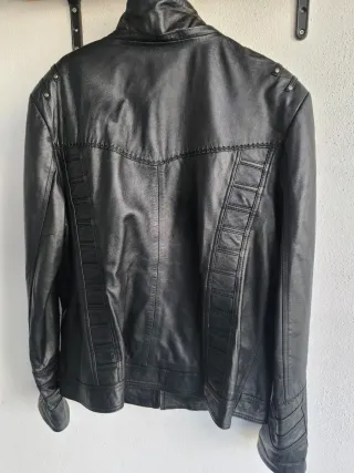 Chaqueta de piel con capucha y pelo