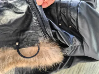 Chaqueta de piel con capucha y pelo