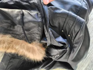 Chaqueta de piel con capucha y pelo