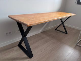 Tavolo da scrivania in legno massello e gambe in metallo