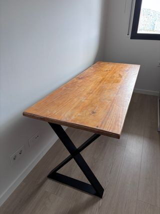 Tavolo da scrivania in legno massello e gambe in metallo