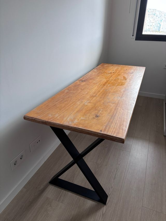 Tavolo da scrivania in legno massello e gambe in metallo