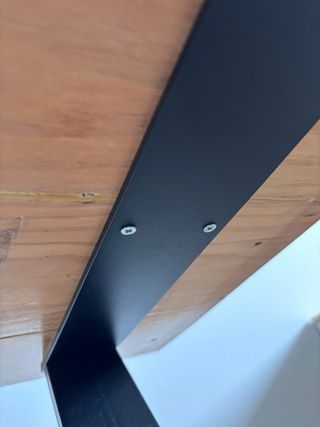 Tavolo da scrivania in legno massello e gambe in metallo