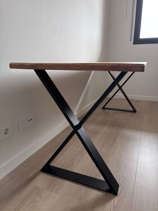 Tavolo da scrivania in legno massello e gambe in metallo