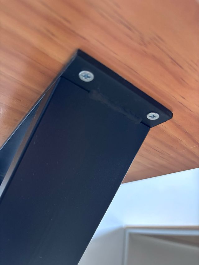 Tavolo da scrivania in legno massello e gambe in metallo