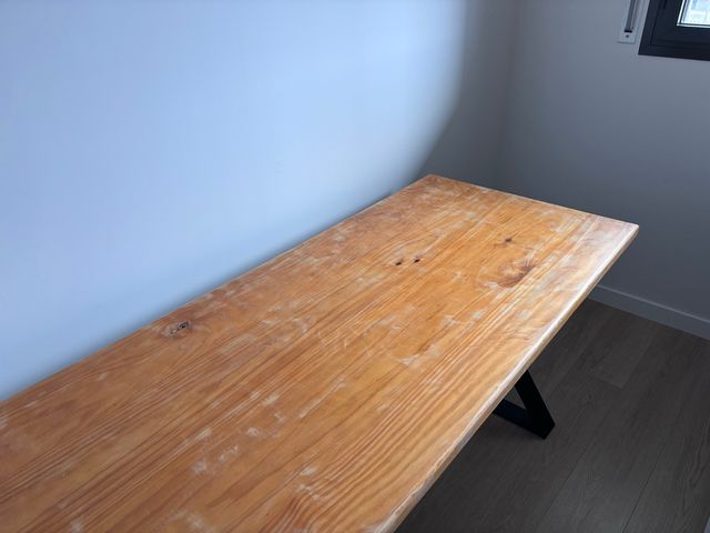 Tavolo da scrivania in legno massello e gambe in metallo