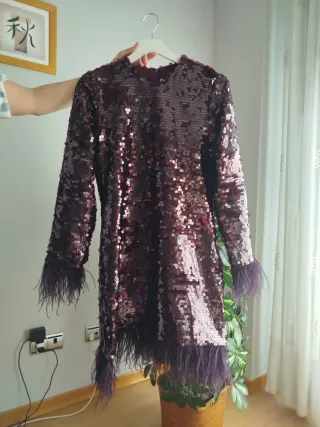 Vestido lentejuelas morado con plumas,una puesta