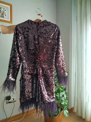 Vestido lentejuelas morado con plumas,una puesta