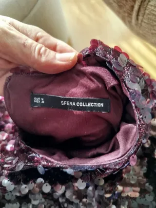 Vestido lentejuelas morado con plumas,una puesta