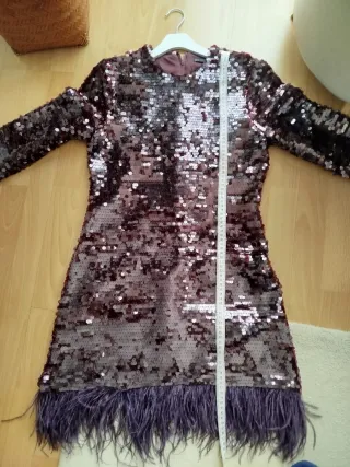 Vestido lentejuelas morado con plumas,una puesta
