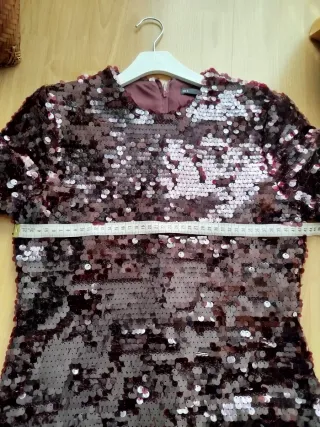 Vestido lentejuelas morado con plumas,una puesta