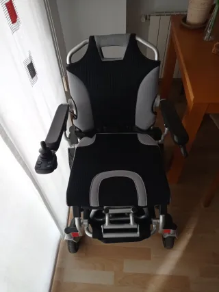 Silla eléctrica plegable casi nueva con cargador.