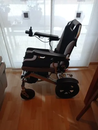 Silla eléctrica plegable casi nueva con cargador.