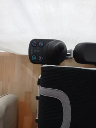 Silla eléctrica plegable casi nueva con cargador.