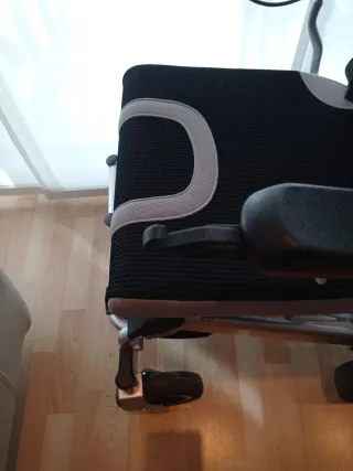 Silla eléctrica plegable casi nueva con cargador.