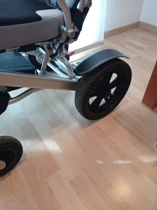 Silla eléctrica plegable casi nueva con cargador.