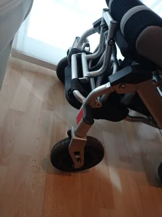 Silla eléctrica plegable casi nueva con cargador.