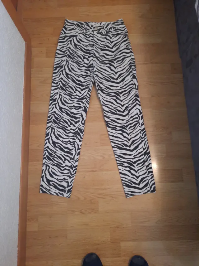 Pantalón vaquero estampado cebra