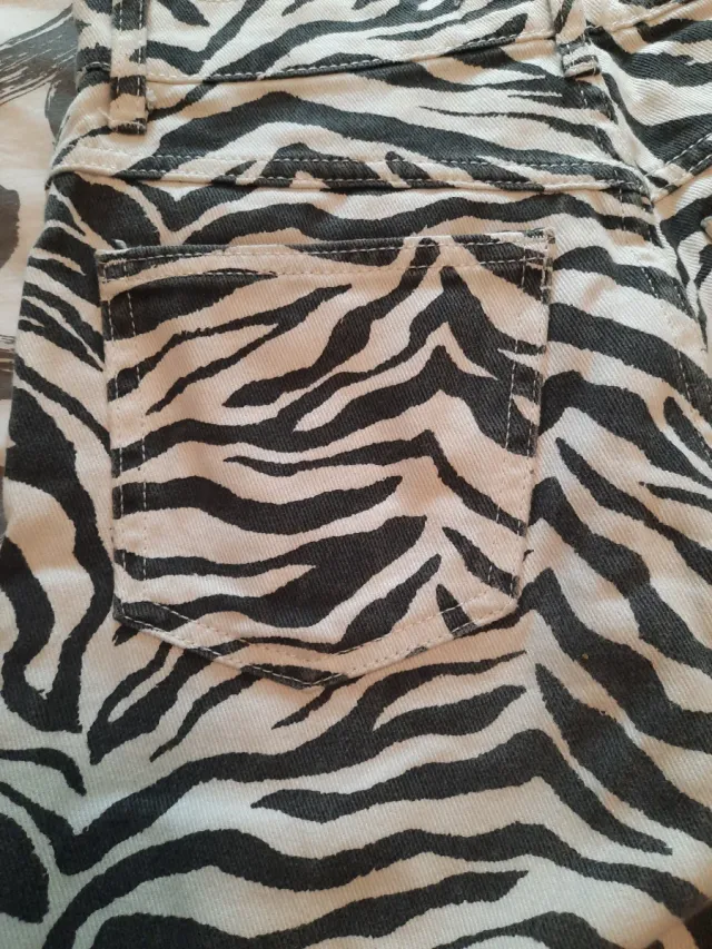 Pantalón vaquero estampado cebra