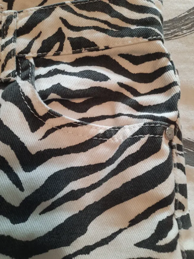 Pantalón vaquero estampado cebra