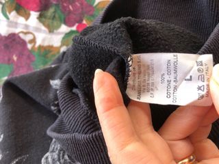 Felpa nera con stampa teschio e rose