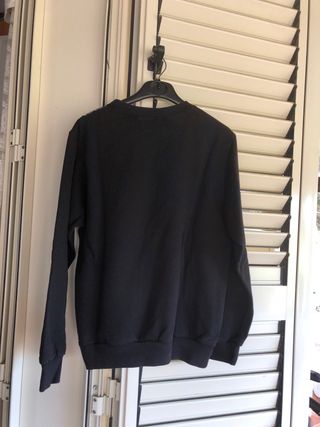 Felpa nera con stampa teschio e rose