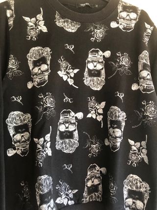 Felpa nera con stampa teschio e rose