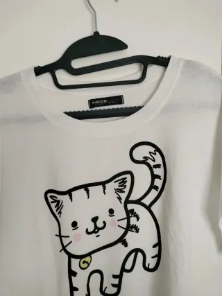 Camiseta blanca con dibujo de gato