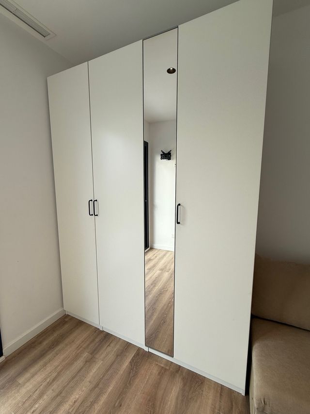 1 unità Armadio a 4 ante con interno completo