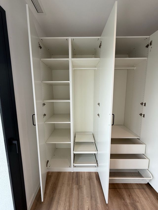 1 unità Armadio a 4 ante con interno completo