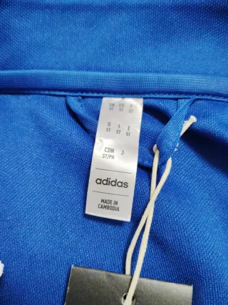 Chaqueta Adidas Azul Nueva 70cm largo y 65cm manga