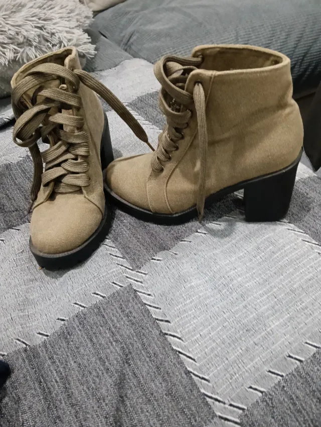 Botines caqui con cordones