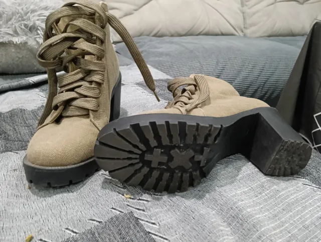 Botines caqui con cordones