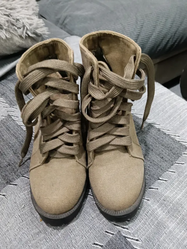 Botines caqui con cordones