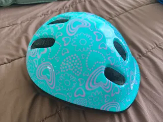 Casco de niña con diseño de corazones