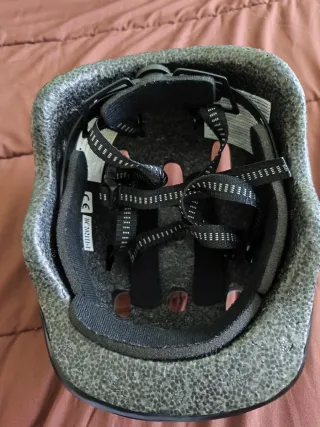 Casco de niña con diseño de corazones