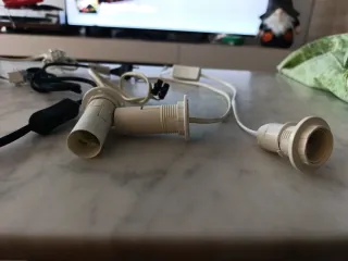 2 portalámparas E27 y 3 E14