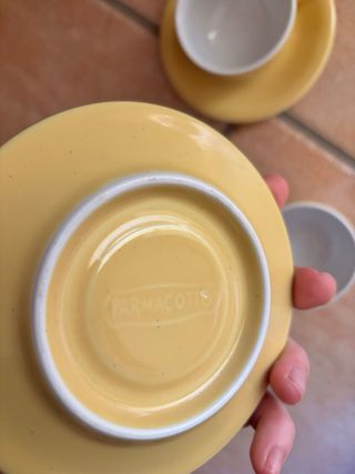 Set di 3 tazze gialle e bianche con piattini