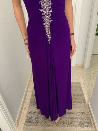 Vestido de fiesta morado con pedrería