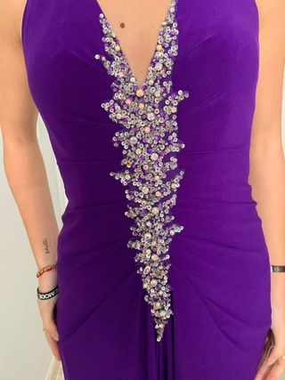 Vestido de fiesta morado con pedrería